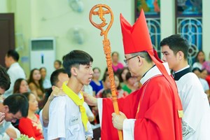 GP.Bắc Ninh - 78 em nghĩa sĩ Chính Toà nhận ơn bình an của Thánh Thần