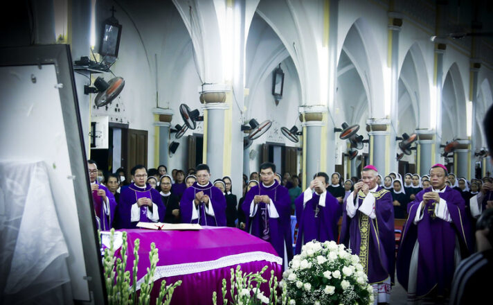 GP.Vinh - Đức Giám mục Anphong dâng lễ cầu nguyện cho Đức cha cố Phaolô Maria