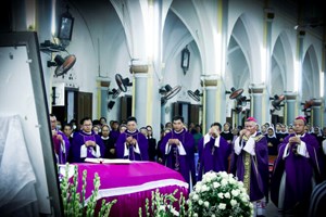 GP.Vinh - Đức Giám mục Anphong dâng lễ cầu nguyện cho Đức cha cố Phaolô Maria