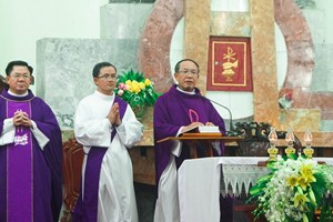 GP.Vinh - Phái đoàn Giáo phận Hà Tĩnh dâng lễ cầu nguyện cho Đức cha Phaolô Maria