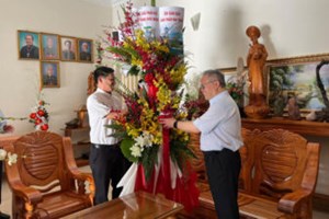 TGP.Huế - TGP Huế hân hoan chúc mừng Tân Giám Quản Giáo phận Nha Trang
