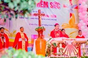 GP.Hưng Hóa - Đức cha Đaminh lần đầu tiên thăm viếng mục vụ và ban Bí tích Thêm Sức tại giáo xứ Chiêu Ứng