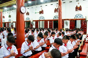 GP.Vinh - Giáo xứ Tân Lộc: Hồng ân Chúa Thánh Thần ngự xuống trên 160 em