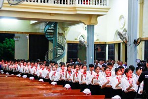 GP.Vinh - Đức cha Anphong ban bí tích Thêm sức tại giáo xứ Tân Yên