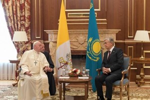 Đức Thánh Cha đến sân bay Nur-Sultan và được Tổng thống Kazakhstan chào đón