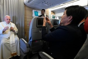 ĐTC trả lời phỏng vấn trên chuyến bay từ Kazakhstan về Roma