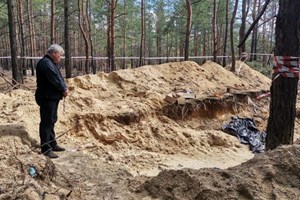 ĐHY Krajewski cầu nguyện trước các ngôi mộ tập thể ở Ucraina