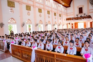 GP.Vinh - Giáo họ độc lập Đức Xuân: 120 em lãnh nhận hồng ân Chúa Thánh Thần