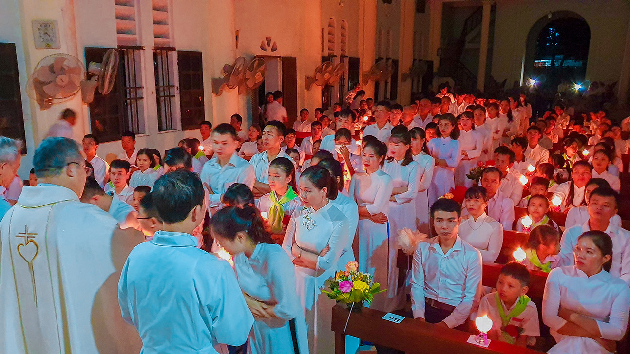 GP.Bắc Ninh - Niềm vui rước lễ lần đầu của 77 em thiếu nhi xứ Hữu Bằng 