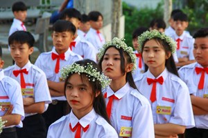 GP.Vinh - Đức cha Anphong ban bí tích Thêm sức tại giáo họ độc lập Xuân Sơn