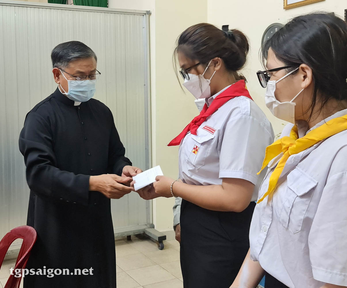 TGP.Sài Gòn - Giáo xứ Tân Chí Linh: Ban khuyến học trợ cấp cho các em thiếu nhi có hoàn cảnh khó khăn trong giáo xứ ngày 4-9-2022