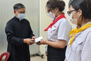TGP.Sài Gòn - Giáo xứ Tân Chí Linh: Ban khuyến học trợ cấp cho các em thiếu nhi có hoàn cảnh khó khăn trong giáo xứ ngày 4-9-2022