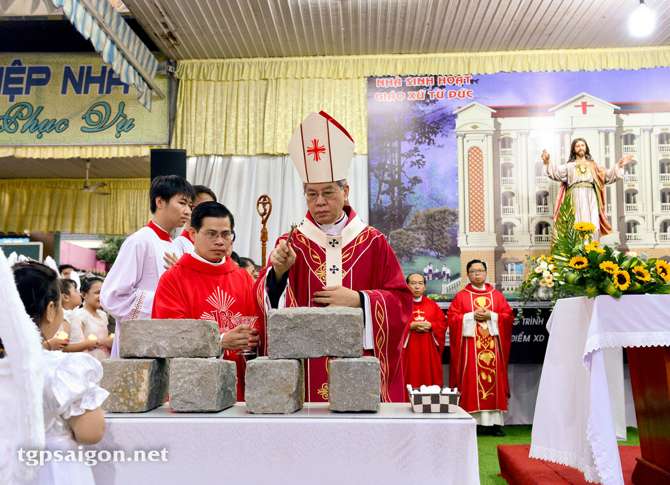 TGP.Sài Gòn - ĐTGM Giuse Nguyễn Năng chủ sự nghi thức đặt viên đá đầu tiên xây dựng Nhà Mục vụ Giáo xứ Từ Đức