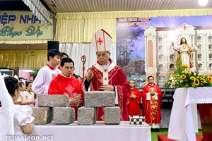 TGP.Sài Gòn - ĐTGM Giuse Nguyễn Năng chủ sự nghi thức đặt viên đá đầu tiên xây dựng Nhà Mục vụ Giáo xứ Từ Đức