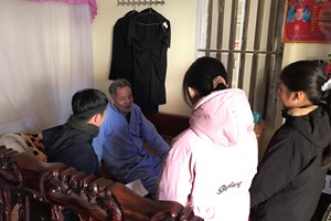 GP.Bắc Ninh - Các ứng sinh Nhà Thánh Tự thăm những người hoàn cảnh khó khăn