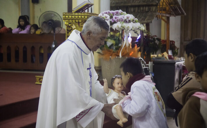 GP.Vinh - Đức Giám mục Anphong dâng thánh lễ Mẹ Thiên Chúa tại nhà thờ Chính tòa Xã Đoài