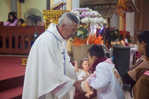 GP.Vinh - Đức Giám mục Anphong dâng thánh lễ Mẹ Thiên Chúa tại nhà thờ Chính tòa Xã Đoài