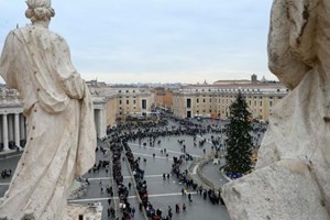 Hàng ngàn tín hữu ở Roma và khắp nơi trên thế giới đến kính viếng Đức Biển Đức