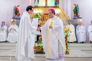 GP.Vinh - Đức cha Phụ tá dâng lễ tại giáo họ Vạn Ngói & trao quyết định bổ nhiệm linh mục quản nhiệm