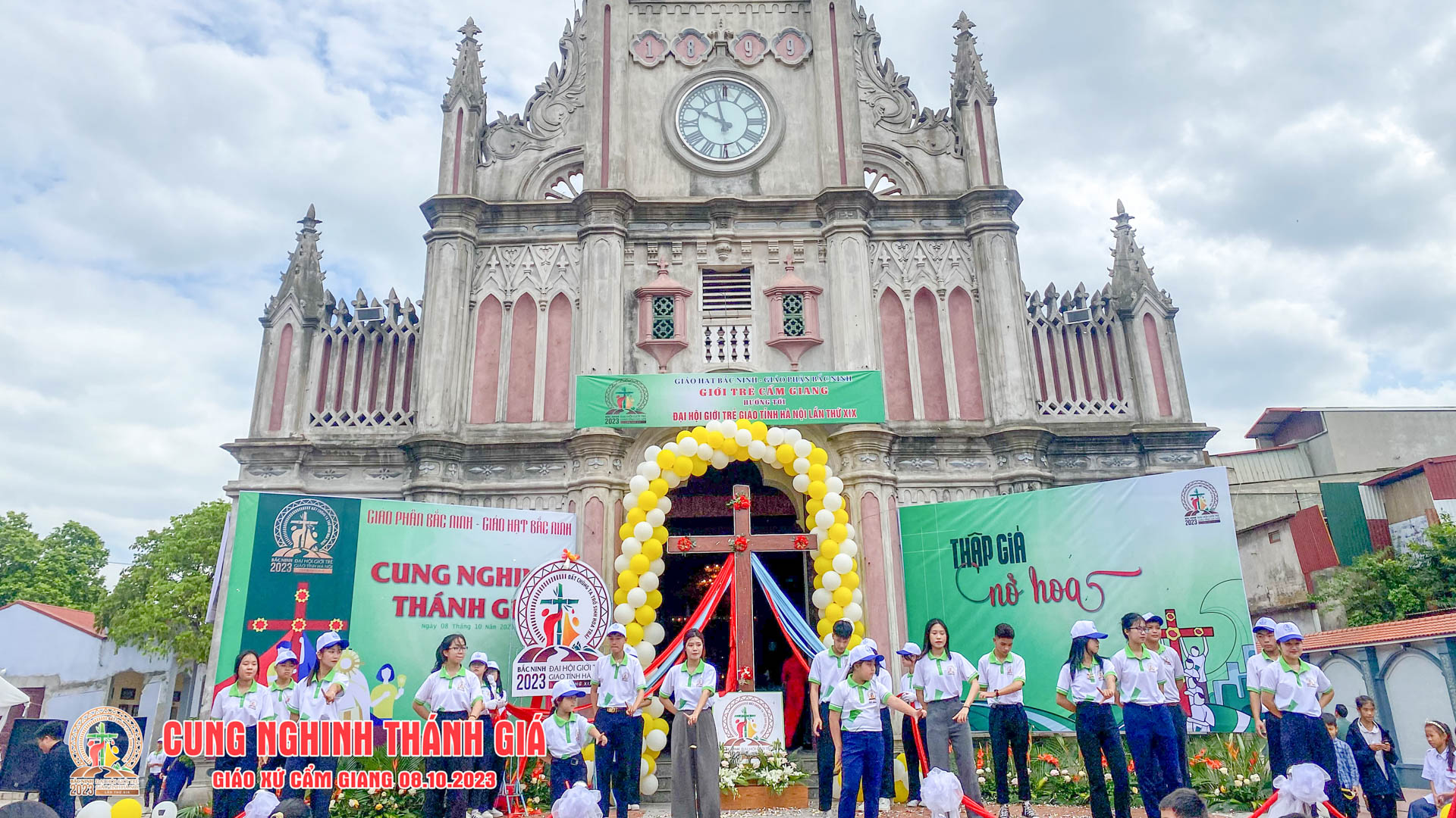GP.Bắc Ninh - Xứ Cẩm Giang: Cung nghinh Thánh Giá giới trẻ giáo tỉnh