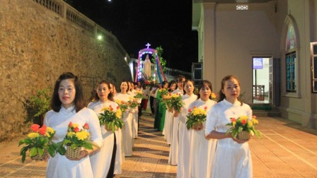 GP.Hưng Hóa - Dâng hoa và sùng kính Đức Mẹ Mân Côi tại Giáo xứ Sơn La