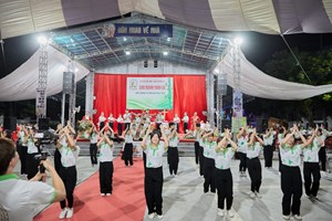 GP.Bắc Ninh - Giáo xứ Nguyệt Đức cung nghinh Thánh Giá Đại hội Giới trẻ