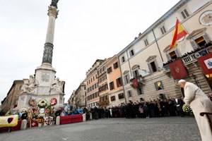 ĐTC dâng hoa và cầu nguyện tại tượng đài Đức Mẹ ở quảng trường Tây Ban Nha