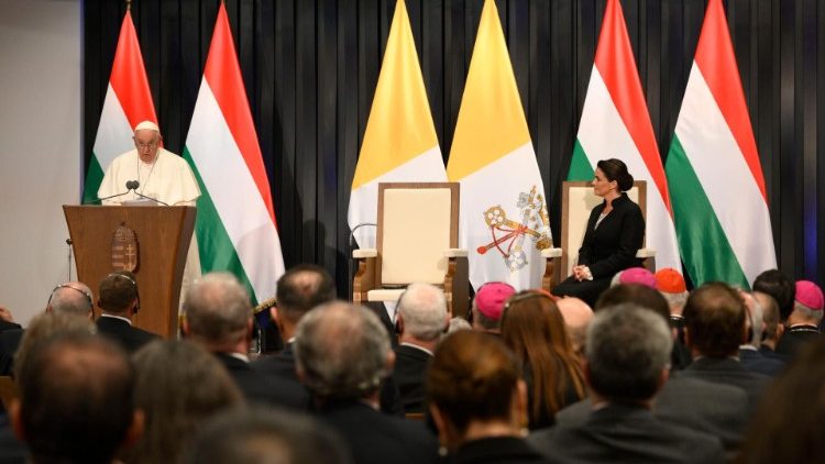 ĐTC gặp Chính quyền, Xã hội dân sự và Ngoại giao đoàn ở Hungary