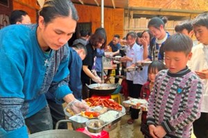GP.Hưng Hóa - Bữa cơm yêu thương tại giáo họ dân tộc Khâu Pùm