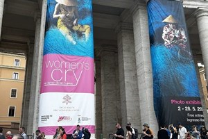 Triển lãm “Women’s Cry” tại quảng trường thánh Phêrô