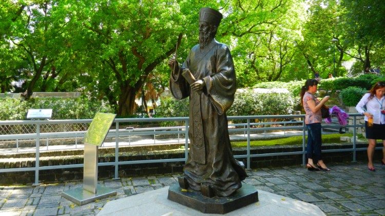 Đức Hồng Y Parolin làm phép tượng cha Matteo Ricci và ông Phaolô Từ Quảng Kỳ