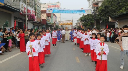 GP.Hưng Hóa - Cung nghinh Thánh Thể tại giáo xứ Hoàng Xá