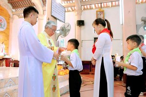 GP.Bắc Ninh - Giáo xứ Mỹ Lộc: 83 em thiếu nhi lãnh nhận hồng ân xưng tội và rước lễ lần đầu