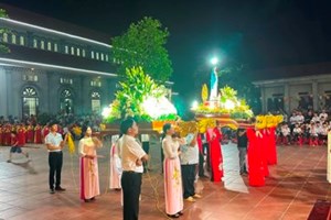 GP.Hưng Hóa - Giáo xứ Lũng Hiền rước kiệu và dâng hoa kính Đức Mẹ, kết thúc Tháng Hoa