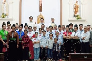 GP.Hưng Hóa - 11 người dân tộc Thái lãnh nhận các bí tích Khai Tâm tại Giáo xứ Sơn La