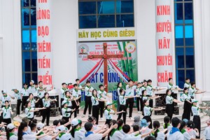 GP.Bắc Ninh - Giáo xứ Đại Lãm đón Thánh giá Giới trẻ
