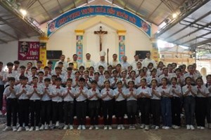 GP.Hưng Hóa - Giáo xứ Phù Lao: Thánh lễ ban Bí tích Thêm Sức cho 62 em thiếu nhi