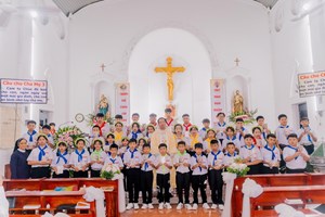 GP.Bắc Ninh - Xưng Tội và Rước Lễ Lần Đầu tại giáo xứ Yên Tập