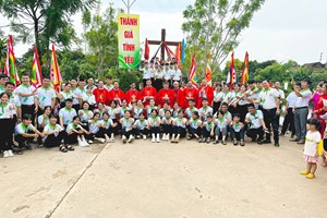 GP.Bắc Ninh - Giáo xứ Yên Cư cung nghinh thánh giá Đại hội Giới Trẻ