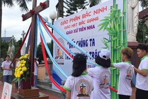 GP.Bắc Ninh - Giáo xứ Tiên Nha cung nghinh Thánh giá Đại hội giới trẻ