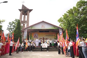 GP.Bắc Ninh - Cung nghinh Thánh Giá Đại hội Giới Trẻ tại giáo xứ Bỉ Nội – Bắc Giang