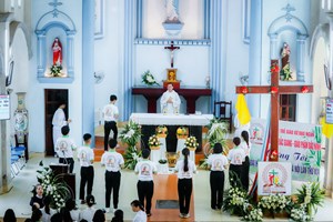 GP.Bắc Ninh - Giáo xứ Đạo Ngạn đón Thánh Giá Đại hội Giới trẻ Giáo tỉnh Hà Nội