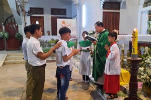 GP.Bắc Ninh - Giáo xứ Hòa An: ba em thiếu nhi tân tòng được rửa tội