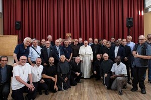 Đức Thánh Cha gặp một số linh mục tại một giáo xứ ở ngoại ô Roma
