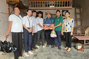 GP.Bắc Ninh - Những món quà Trung thu của hội Caritas giáo xứ Nội Bài