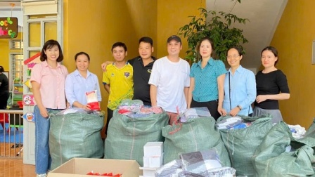 GP.Hưng Hóa - Caritas  Trao dụng cụ học tập cho học sinh tiểu học bị ảnh hưởng bởi cơn bão số 3 tại Nghĩa Lộ và Yên Bái