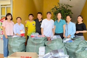 GP.Hưng Hóa - Caritas  Trao dụng cụ học tập cho học sinh tiểu học bị ảnh hưởng bởi cơn bão số 3 tại Nghĩa Lộ và Yên Bái