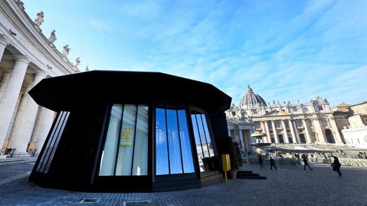 Vatican khánh thành trạm bưu điện di động tại Quảng trường Thánh Phêrô