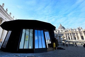 Vatican khánh thành trạm bưu điện di động tại Quảng trường Thánh Phêrô