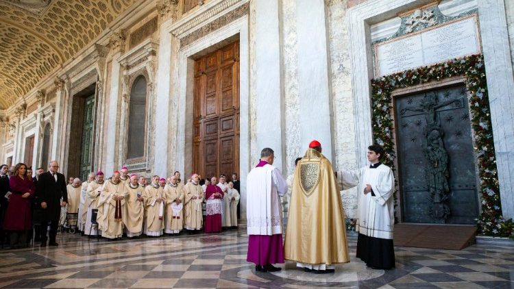 ĐHY Giám quản Roma mở Cửa Thánh Đền thờ Thánh Gioan Laterano